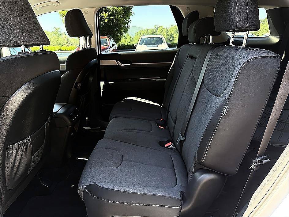 Used 2025 Hyper White Hyundai SE image 12
