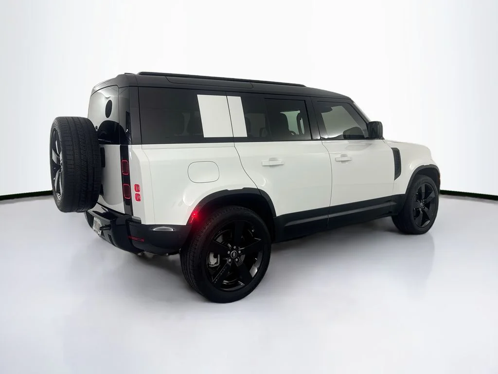 Used 2025 White Land Rover X-Dynamic SE image 5
