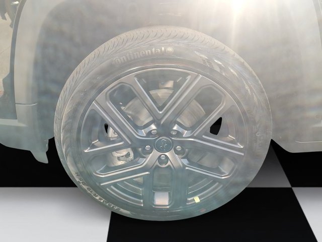 New 2026 Diamond Black Crystal Pearlcoat Jeep Latitude Altitude image 14