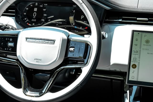 New 2026 Ostuni Pearl White Premium Metallic Land Rover Dynamic SE image 25