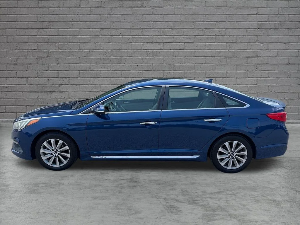 Used 2015 Blue Hyundai Sport image 3