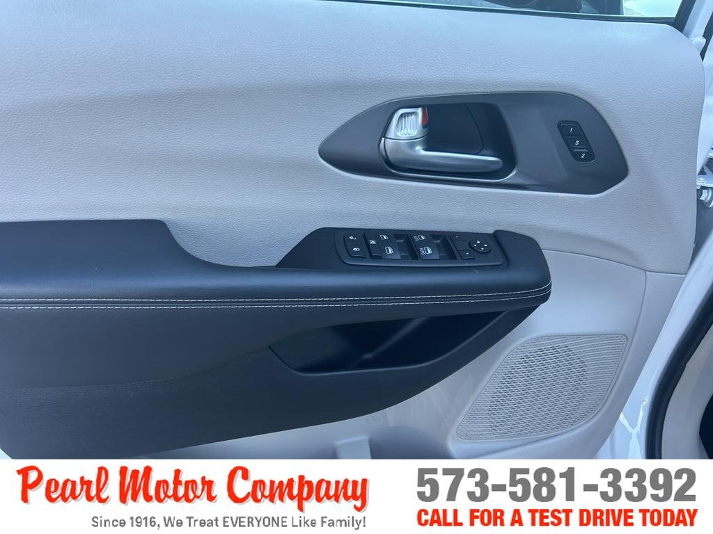 2024 Chrysler Pacifica Touring L - Photo 9