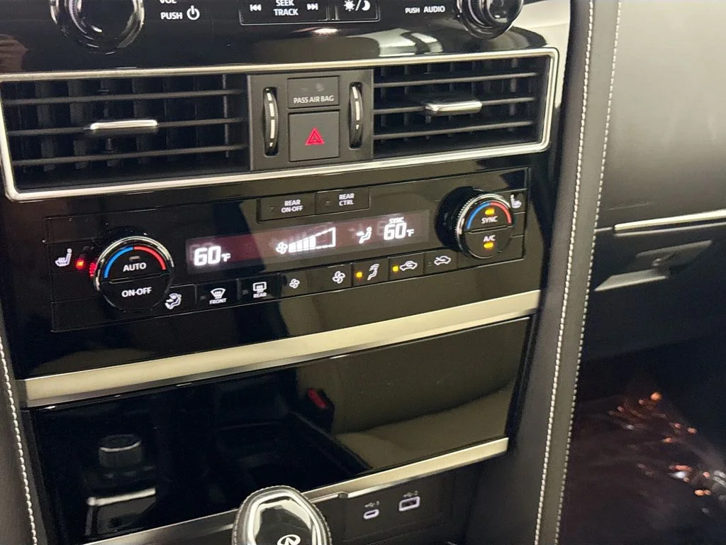 Used 2024 White INFINITI Premium Select image 16