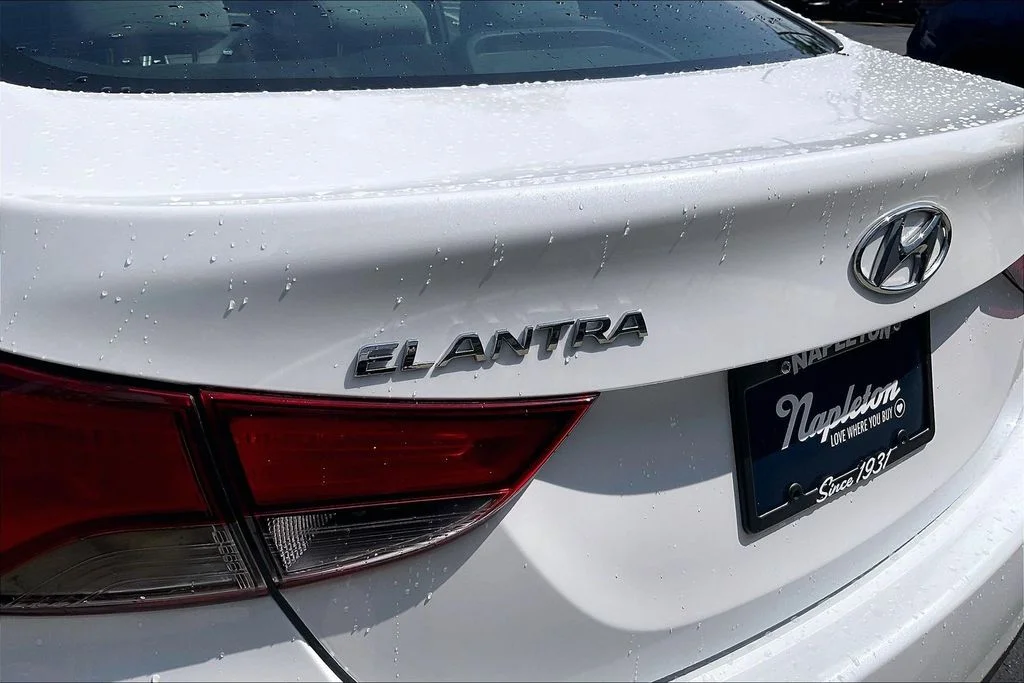 Used 2015 White Hyundai SE image 9