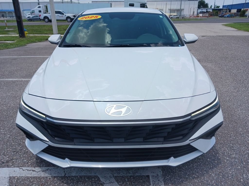 Used 2025 White Hyundai SE image 8