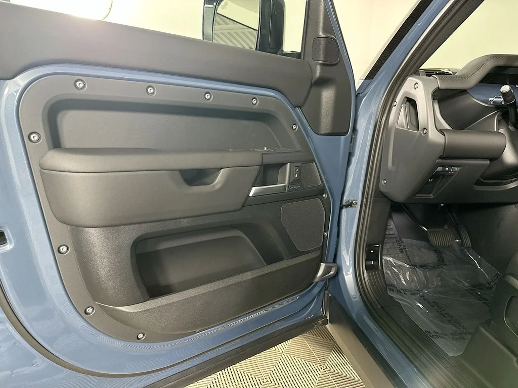 New 2026 Tasman Blue Metallic Land Rover S image 22