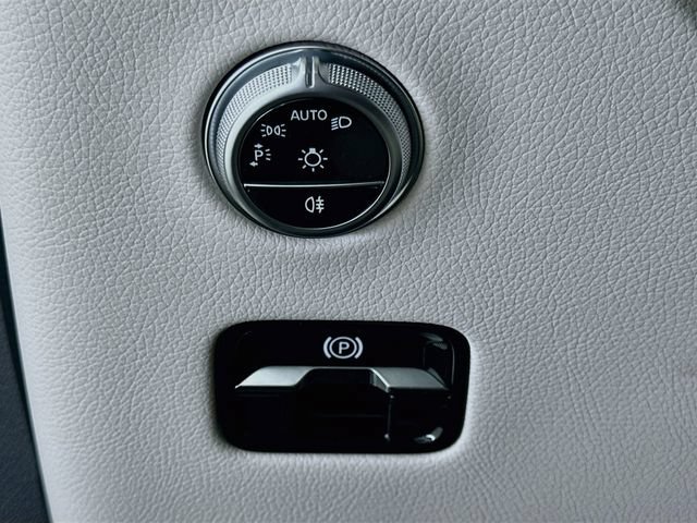 New 2026 Polar White Mercedes-Benz GLC 300 image 41