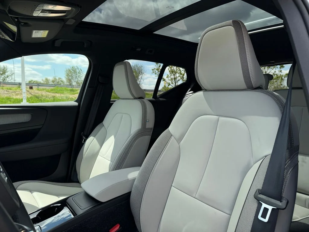 2025 Volvo EX40 Plus - Photo 17