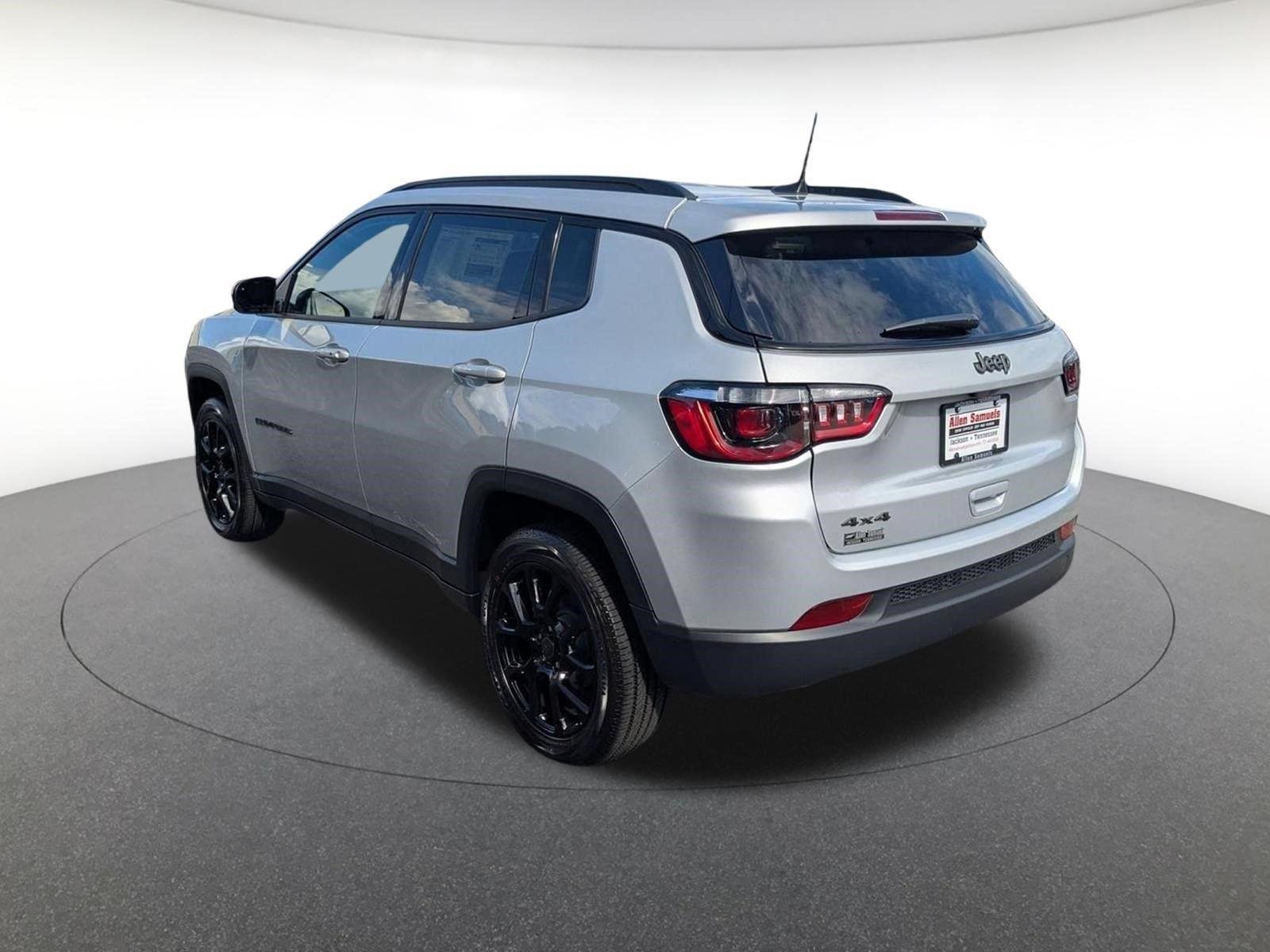 New 2026 Silver Zynith Metallic Clearcoat Jeep Latitude Altitude image 6