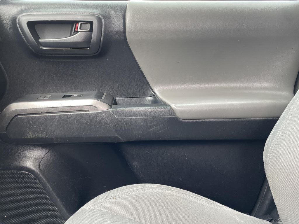 Used 2020  Toyota SR5 image 12