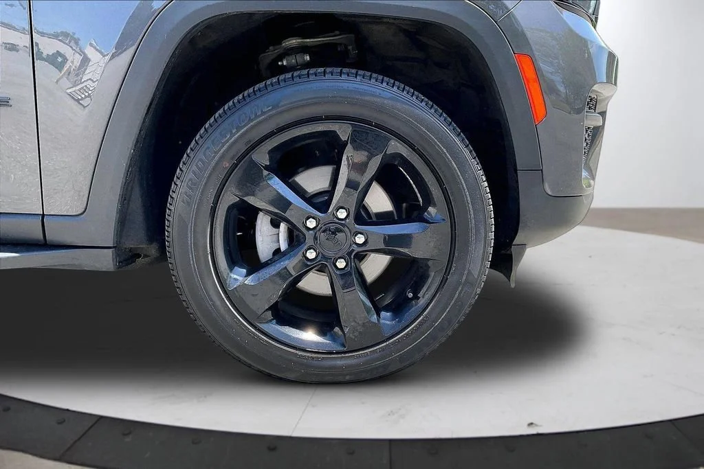 Used 2023 Gray Jeep Altitude 4x4 image 38