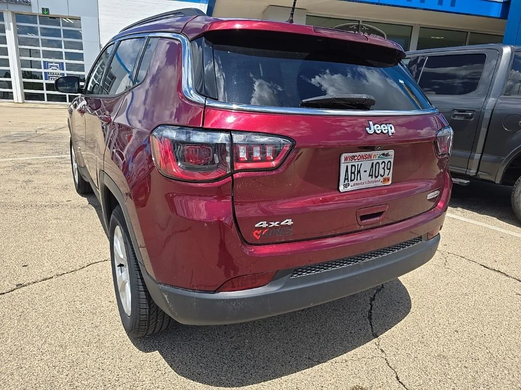 Used 2022 Red Jeep Latitude image 6