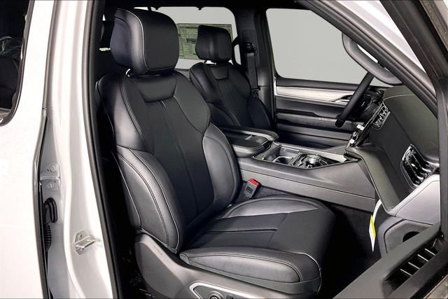 New 2026 Bright White Clear-Coat Exterior Paint Jeep Limited Reserve image 12
