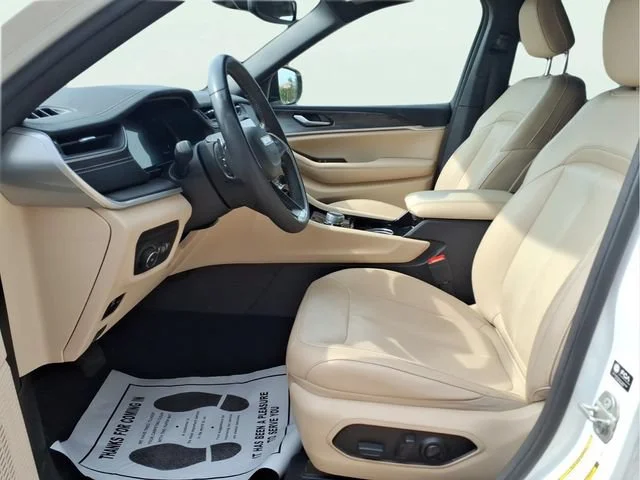 Used 2023  Jeep Limited image 18