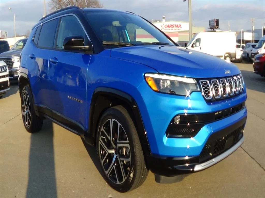 Used 2025 Hydro Blue Pearl Coat (pbj) Jeep Limited image 4