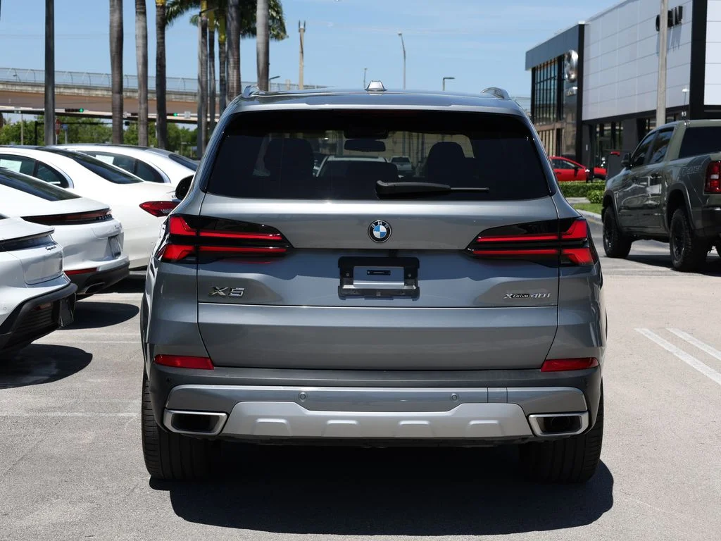 Used 2025 Gray BMW xDrive40i image 6
