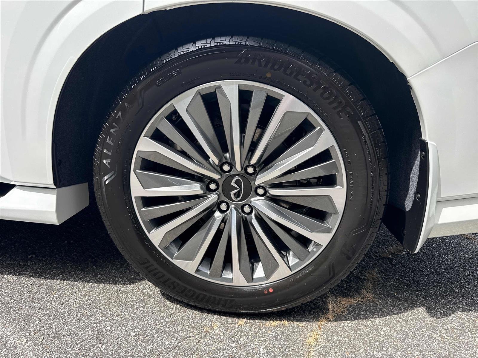 New 2027 RADIANT WHITE INFINITI Luxe 2WD image 28