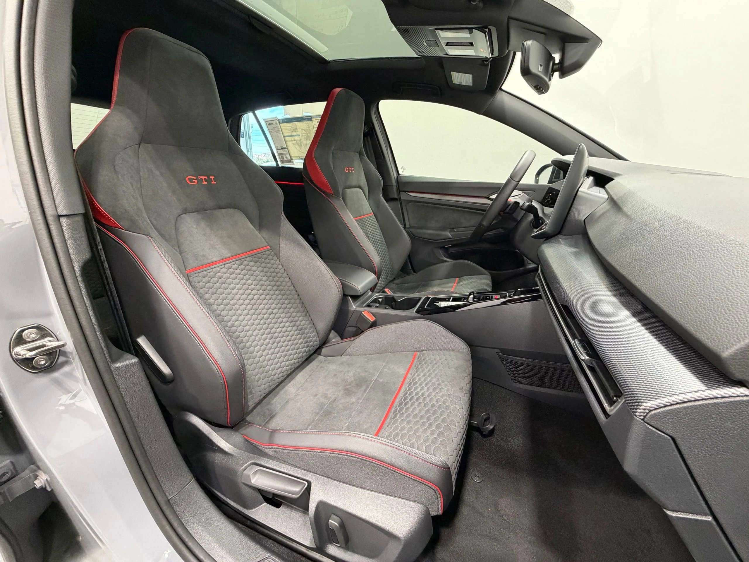 2025 Volkswagen Golf GTI SE - Photo 28