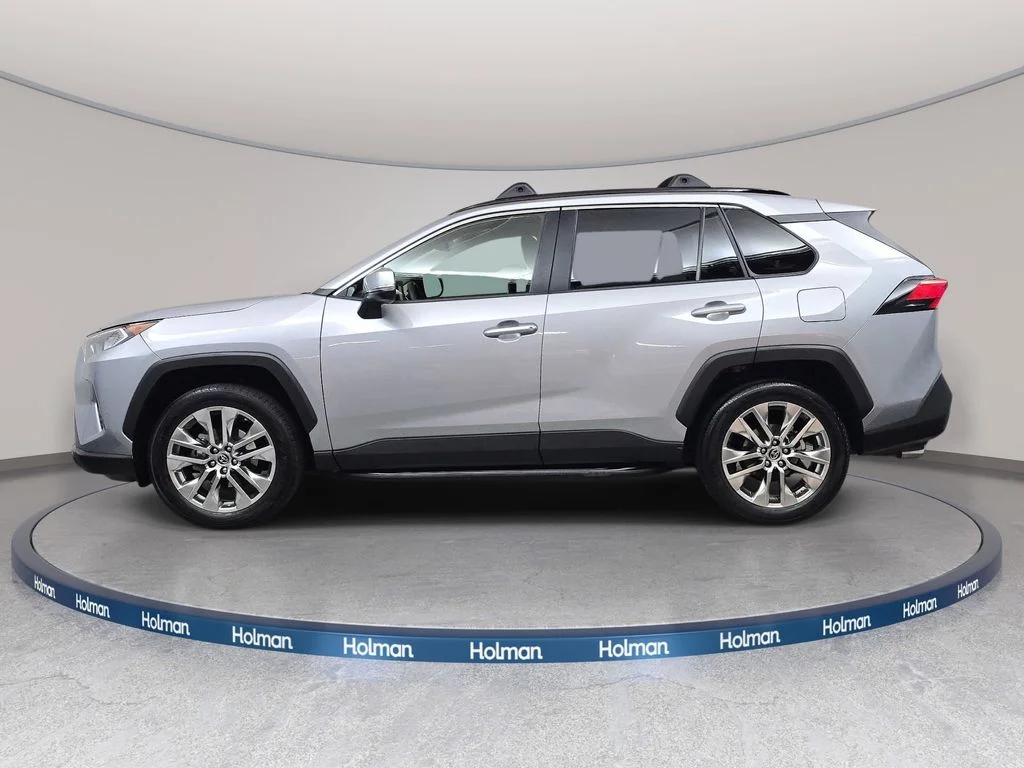 Used 2019 Silver Toyota XLE Premium image 9