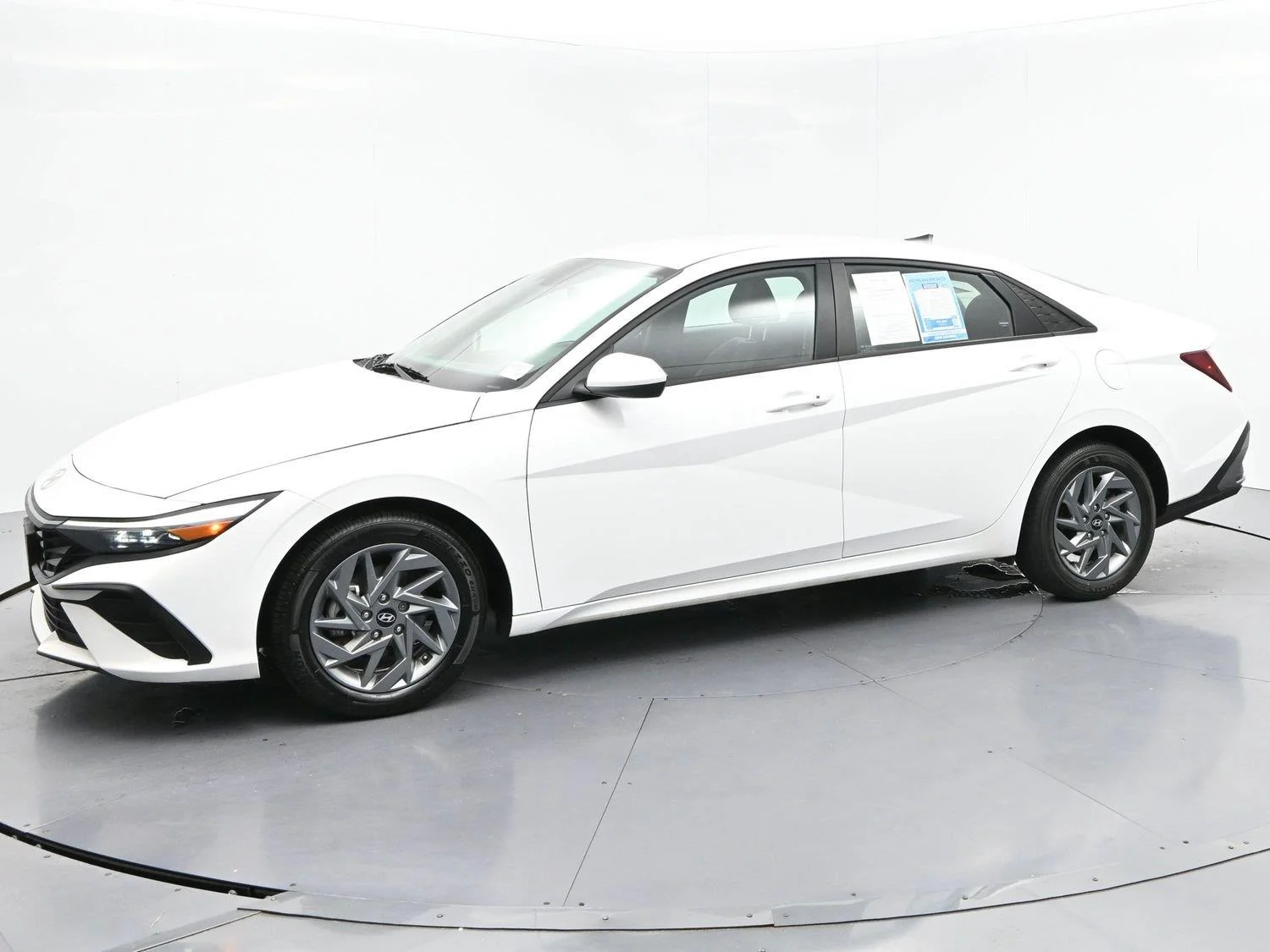 Used 2024 Serenity White Hyundai SEL image 4