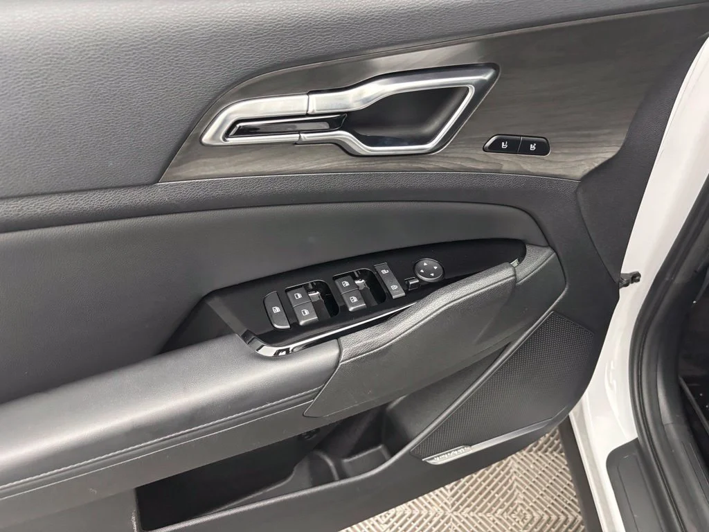 Used 2023 White Kia X-Pro Prestige image 18