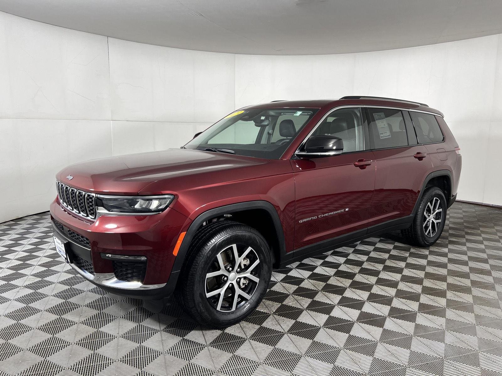 Used 2023 Velvet Red Pearlcoat Jeep Limited image 5