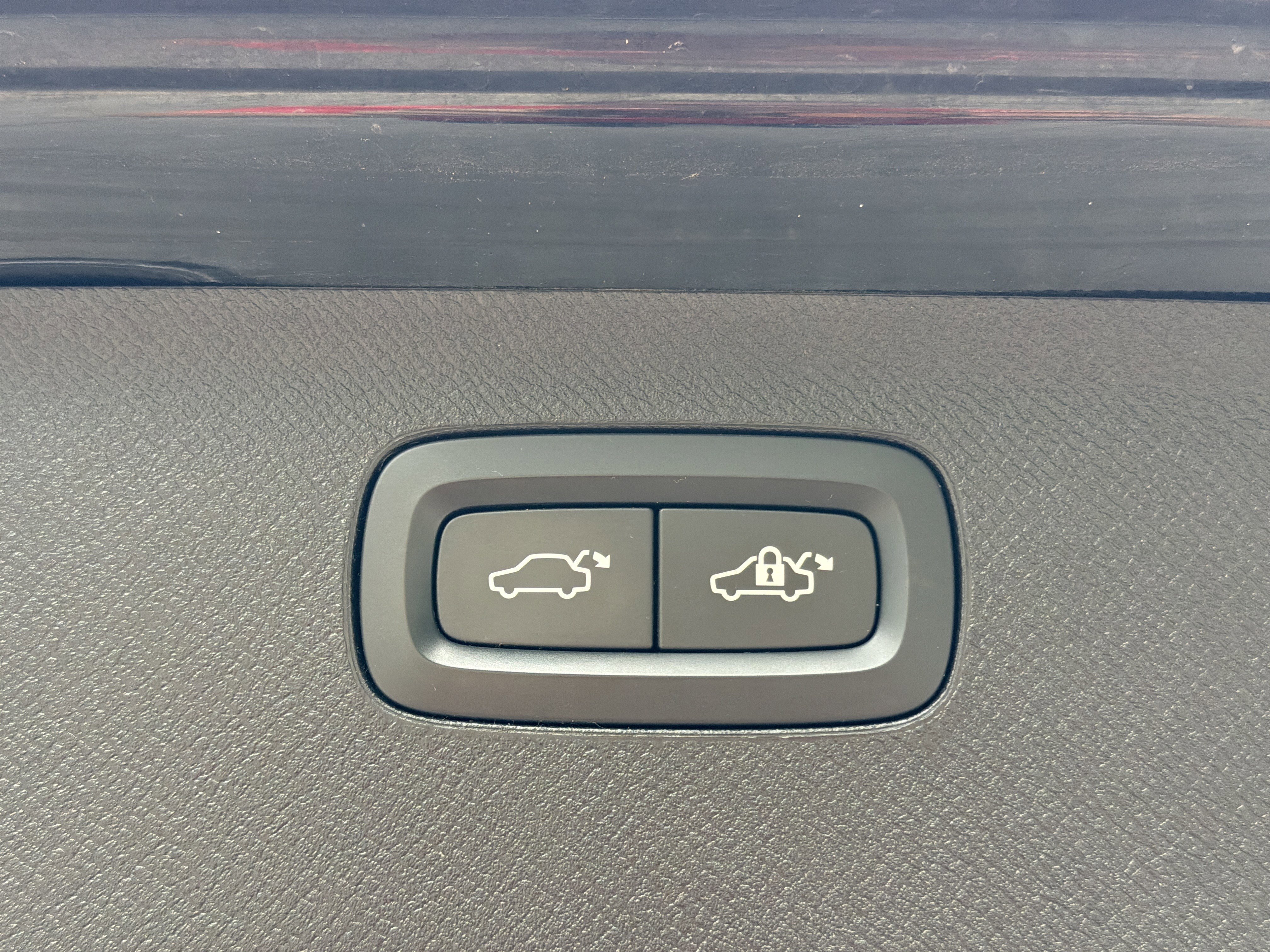 Used 2021 Onyx Black Metallic Volvo Momentum image 25