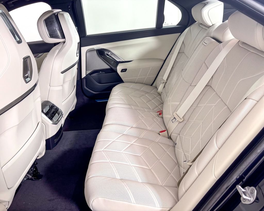 2025 BMW 7 Series 750e - Photo 27