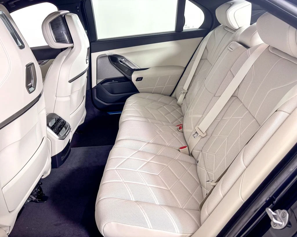 2025 BMW 7 Series 750e - Photo 27