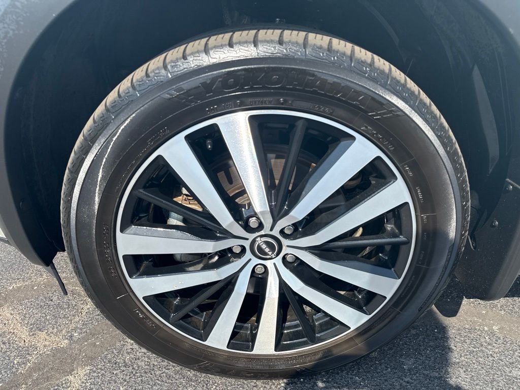 Used 2023 White Nissan Platinum image 9