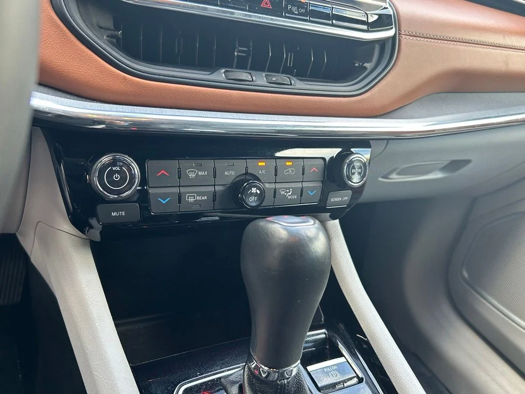 Used 2024 White/off-white Jeep Limited image 16