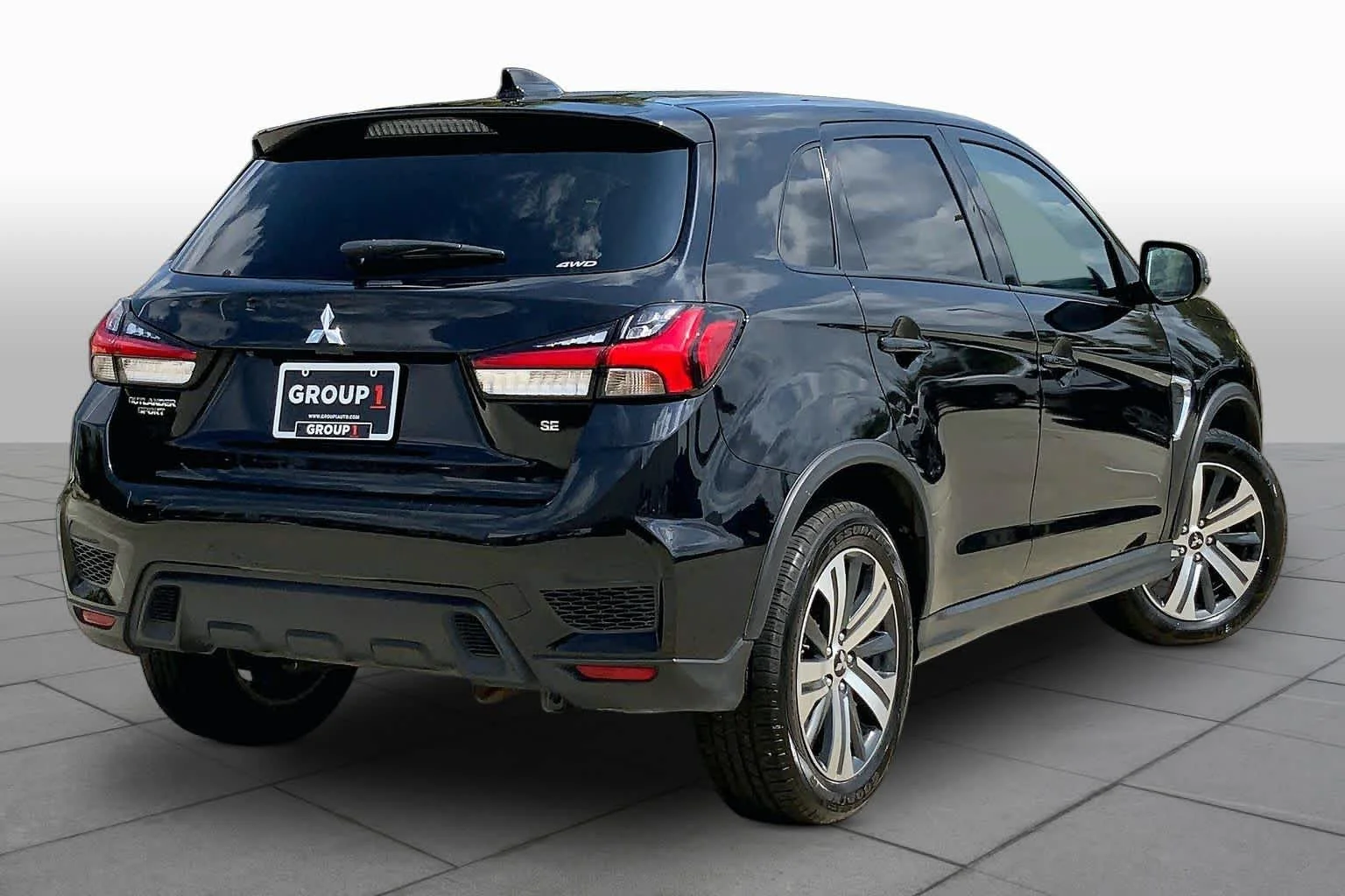 Used 2024 Labrador Black Pearl Mitsubishi SE image 13