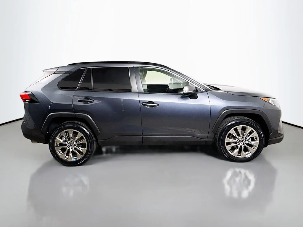 Used 2020 Magnetic Gray Metallic Toyota XLE Premium image 8