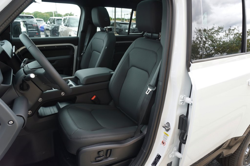 New 2026 Fuji White Land Rover X-Dynamic SE image 13