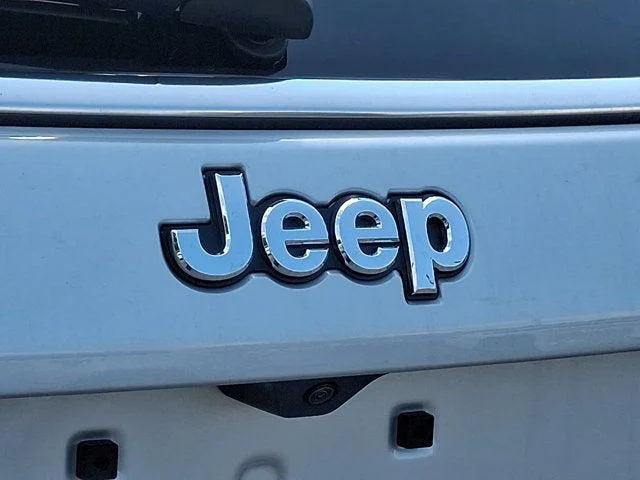 New 2026 Silver Zynith Metallic Clear-Coat Exterior Paint Jeep Limited image 11