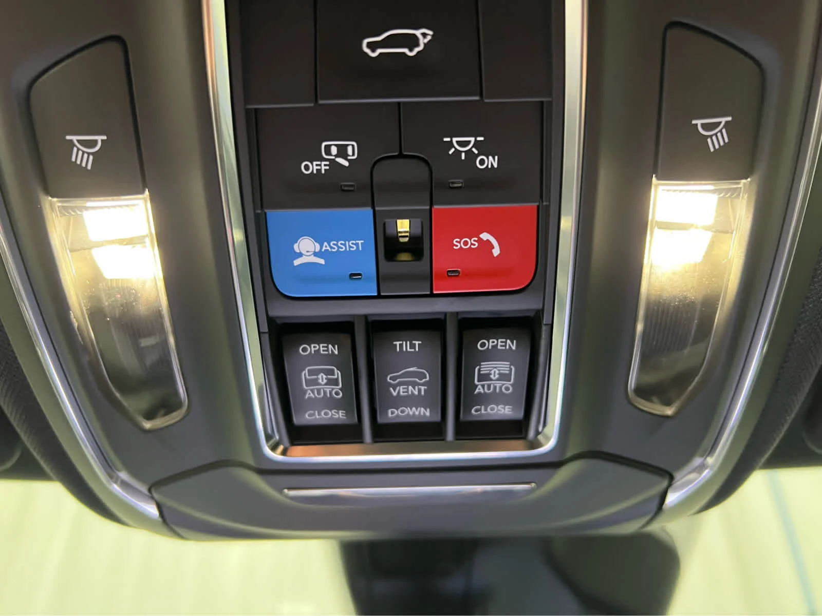 Used 2024 Baltic Gray Metallic Clearcoat Jeep  image 28