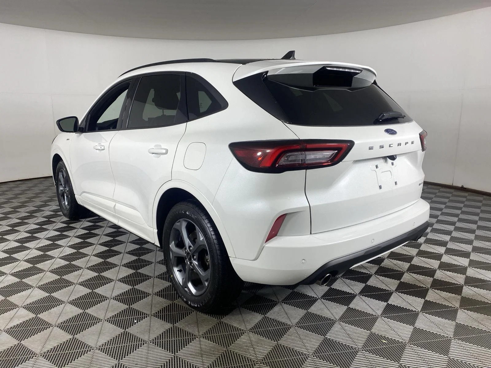 Used 2023 Star White Metallic Tri-Coat Ford ST-Line image 15