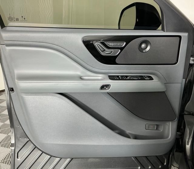 Used 2020 Gray Lincoln Reserve image 12