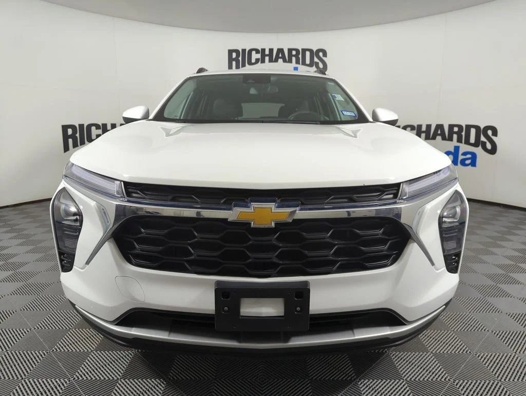 Used 2025 Summit White Chevrolet LT image 3