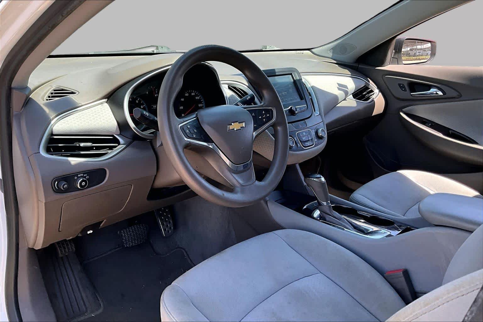 Used 2016 Summit White Chevrolet LS image 16
