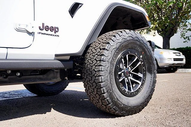 New 2026 Bright White Clear-Coat Exterior Paint Jeep Rubicon X image 8