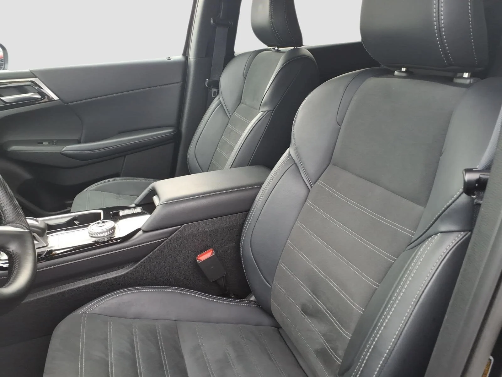 Used 2025 Blue Mitsubishi SE image 11