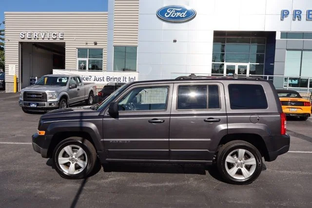 Used 2014 Granite Crystal Clearcoat Metallic Jeep Latitude image 4