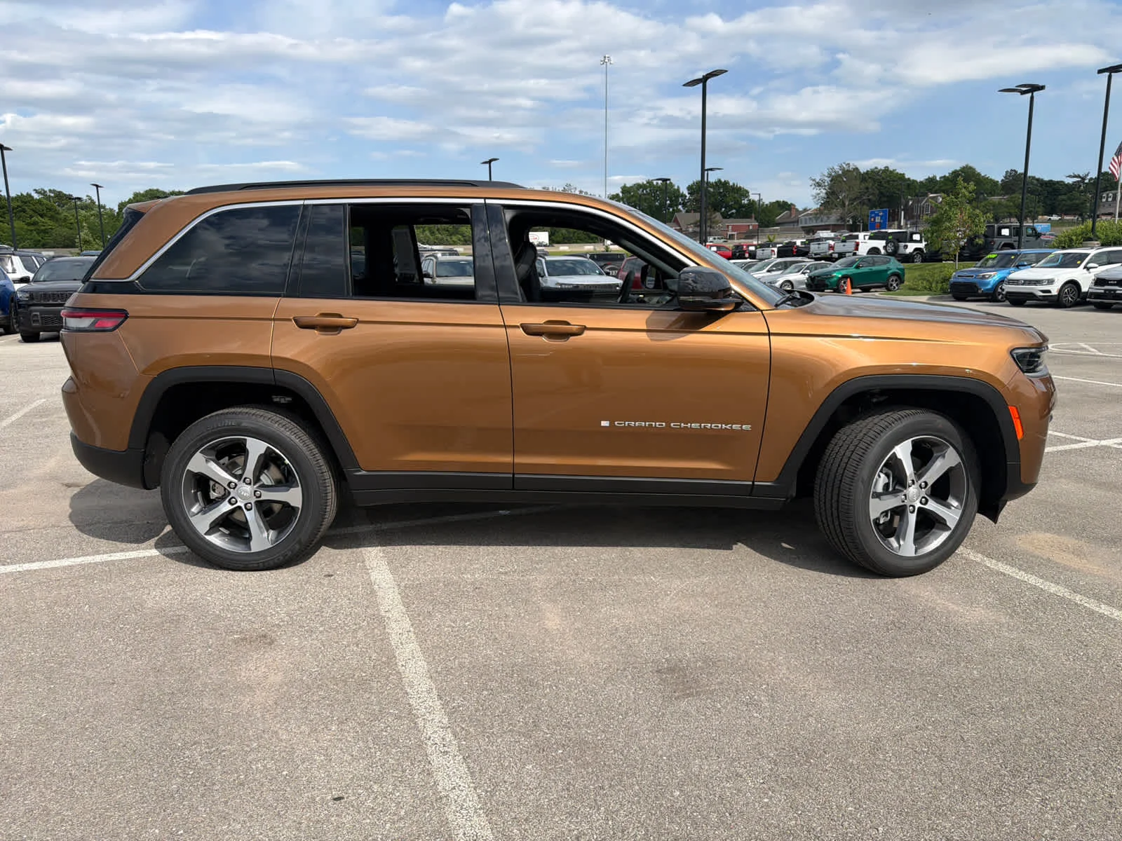 New 2026 Copper Shino Metallic Clear-Coat Exterior Paint Jeep Limited image 3