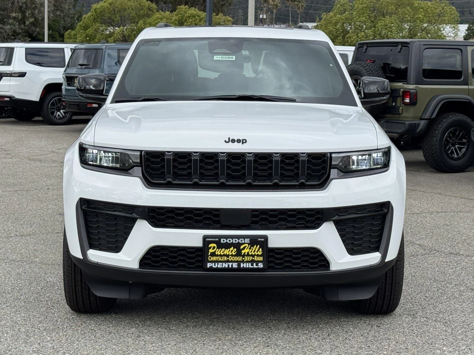 New 2026 Bright White Clear-Coat Exterior Paint Jeep Laredo Altitude image 2
