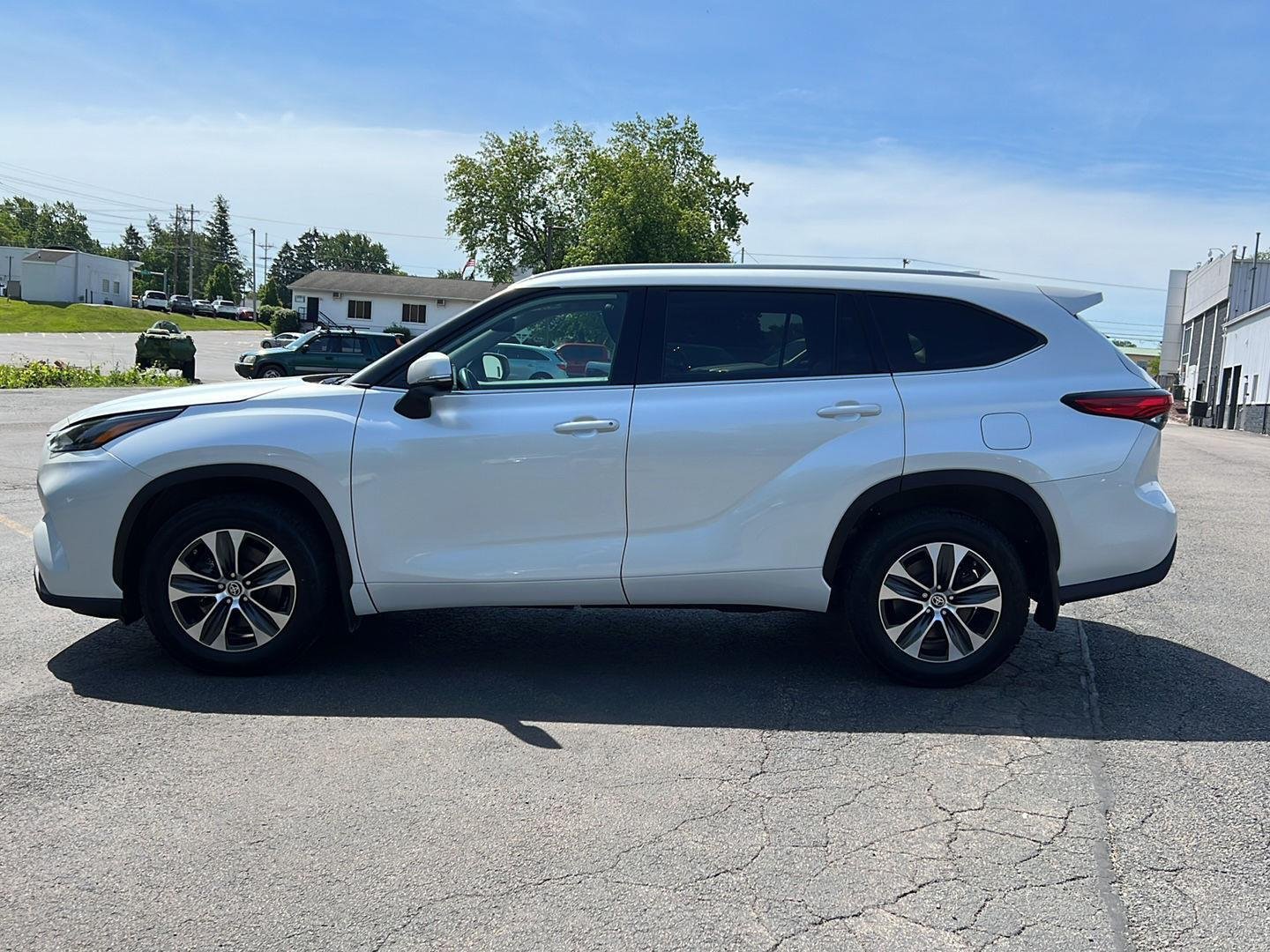 Used 2022 Wind Chill Pearl Toyota XLE image 16