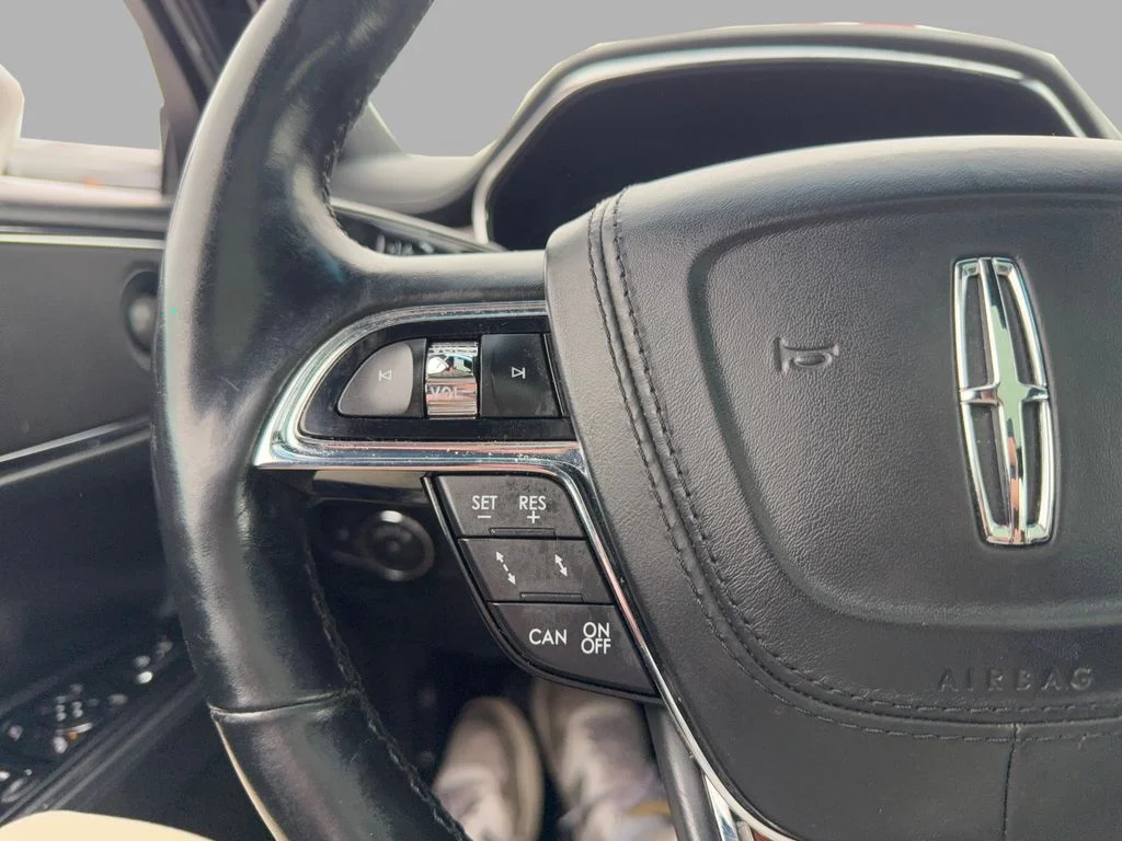 Used 2018 White Lincoln Reserve image 14