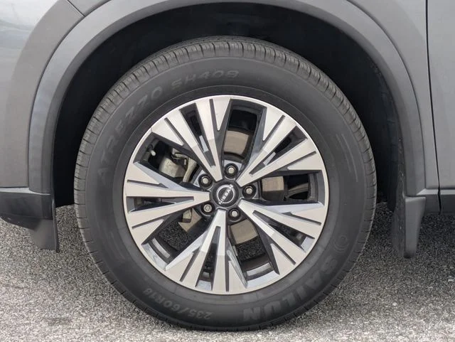 Used 2023 Gray Nissan SV image 9
