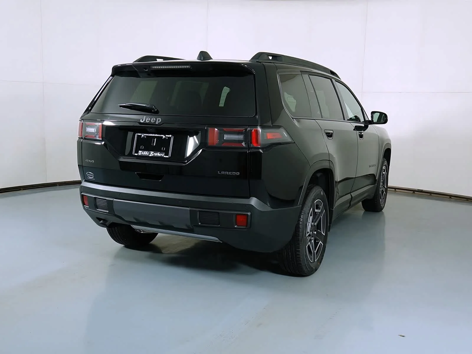 New 2026 Diamond Black Crystal Pearl-Coat Exterior Paint Jeep Laredo image 3