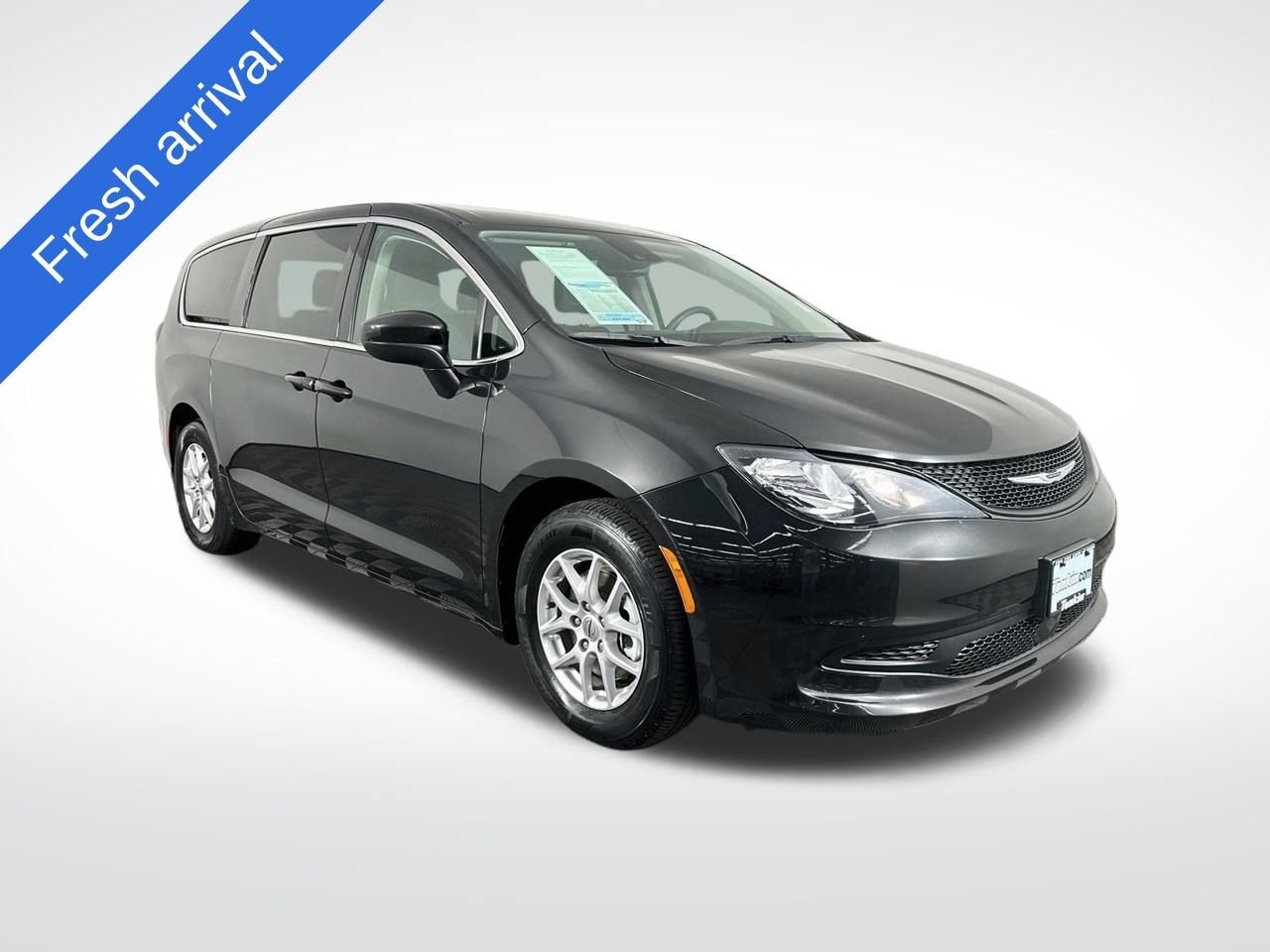 Used 2023 Brilliant Black Crystal Pearlcoat Chrysler LX image 1